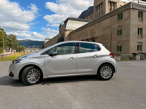 Peugeot 208 2 of 5