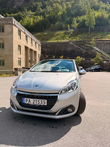 Peugeot 208 3 of 5