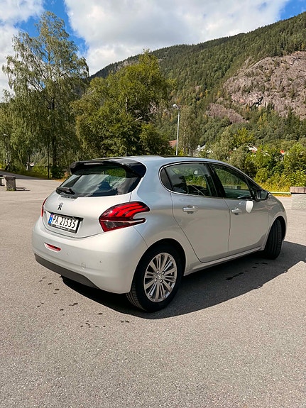Peugeot 208 5 of 5