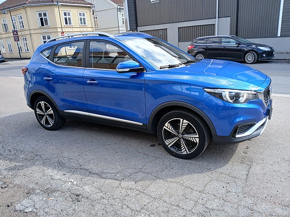 MG ZS EV 2 of 5