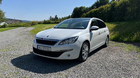 Peugeot 308 SW 2 of 5