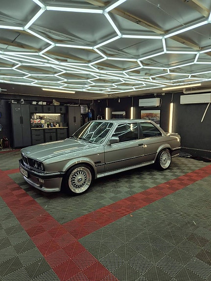 BMW 325iX 2 of 5