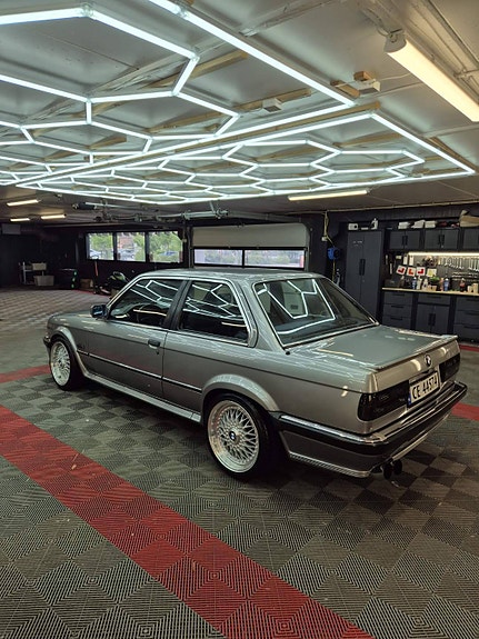 BMW 325iX 3 of 5