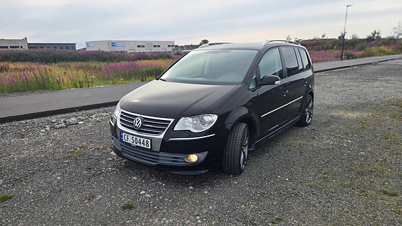 Volkswagen Touran 2 of 5