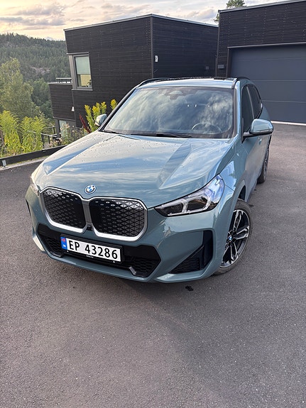 BMW iX1 3 of 5