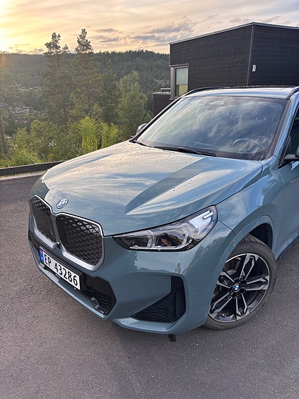 BMW iX1 4 of 5