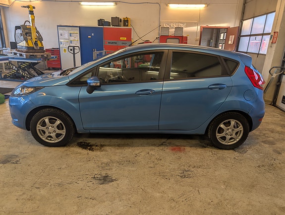 Ford Fiesta 4 of 5