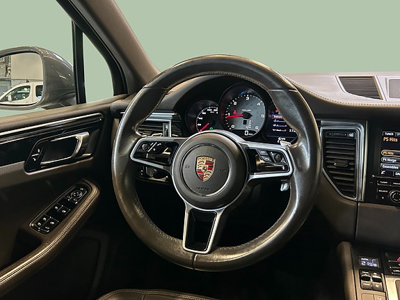 Porsche Macan 17 of 29