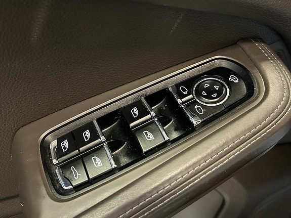 Porsche Macan 28 of 29