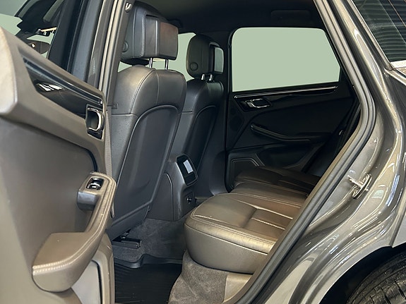 Porsche Macan 14 of 29