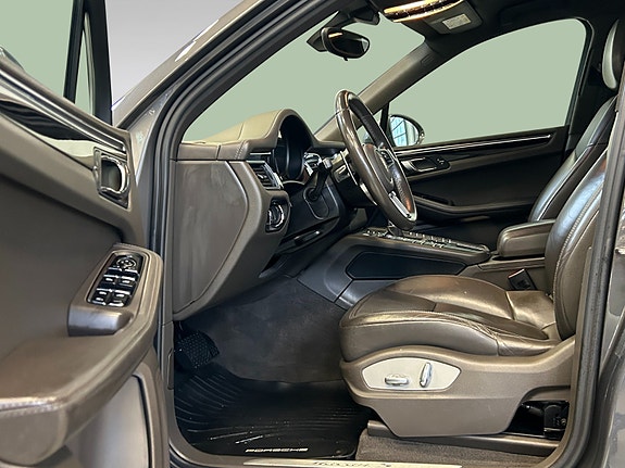 Porsche Macan 12 of 29
