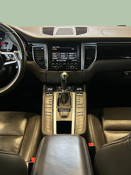 Porsche Macan 18 of 29