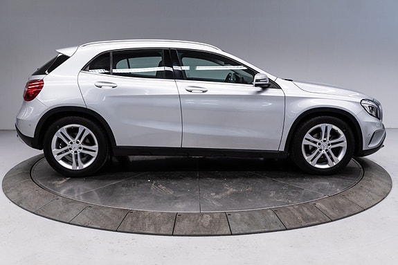 Mercedes-Benz GLA200 4 of 5