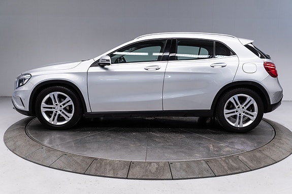 Mercedes-Benz GLA200 2 of 5