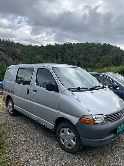 Toyota HiAce 2 of 5