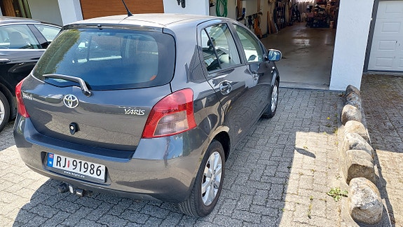 Toyota Yaris 3 of 5