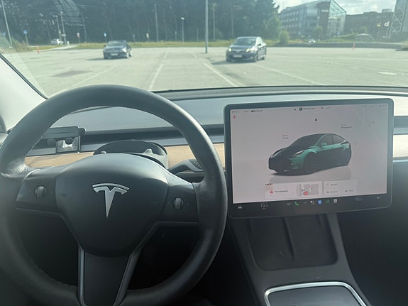 Tesla Model Y 18 of 18