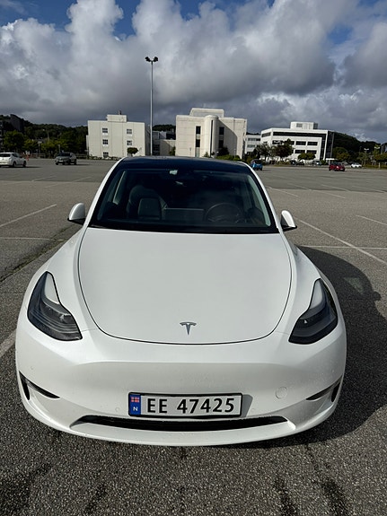 Tesla Model Y 15 of 18