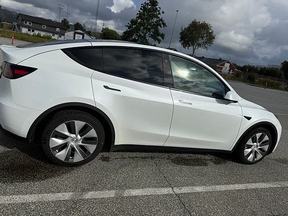 Tesla Model Y 9 of 18