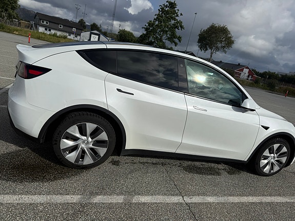 Tesla Model Y 10 of 18