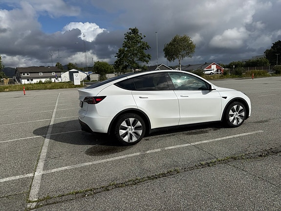 Tesla Model Y 4 of 18