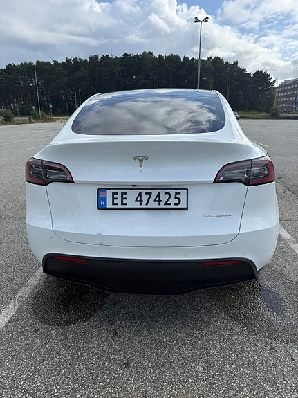 Tesla Model Y 7 of 18