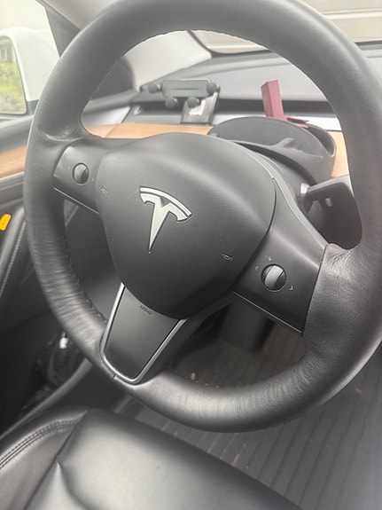 Tesla Model Y 16 of 18
