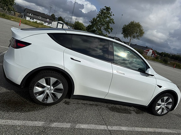 Tesla Model Y 12 of 18