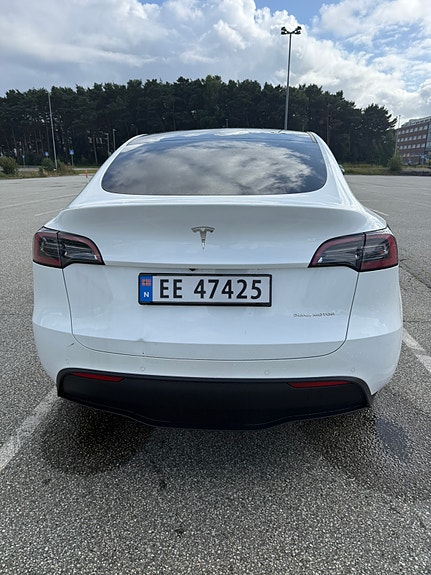 Tesla Model Y 8 of 18