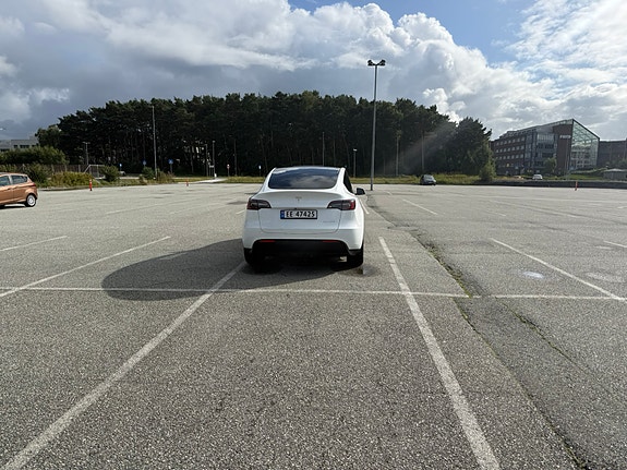 Tesla Model Y 5 of 18