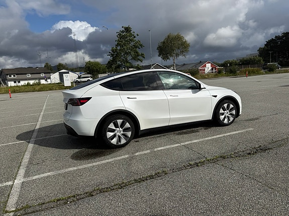 Tesla Model Y 6 of 18