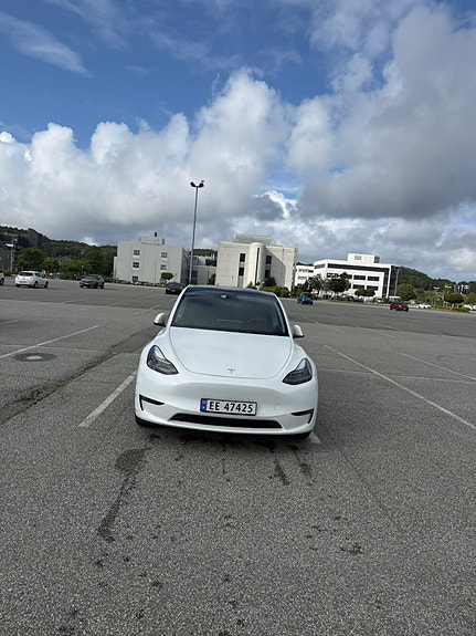 Tesla Model Y 3 of 18