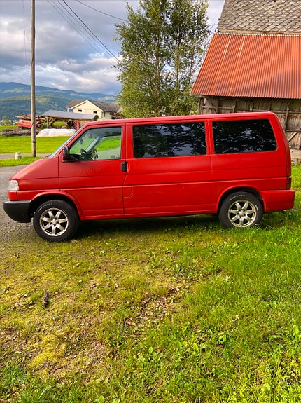 Volkswagen Caravelle 2 of 5