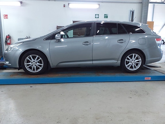 Toyota Avensis 4 of 5