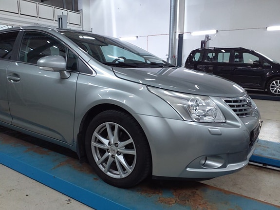 Toyota Avensis 2 of 5