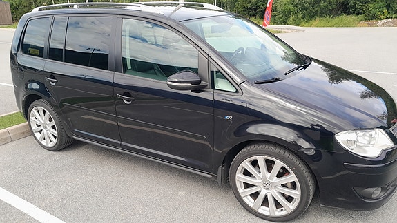 Volkswagen Touran 2 of 5