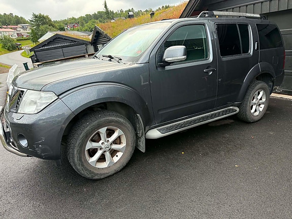 Nissan Pathfinder 3 of 16