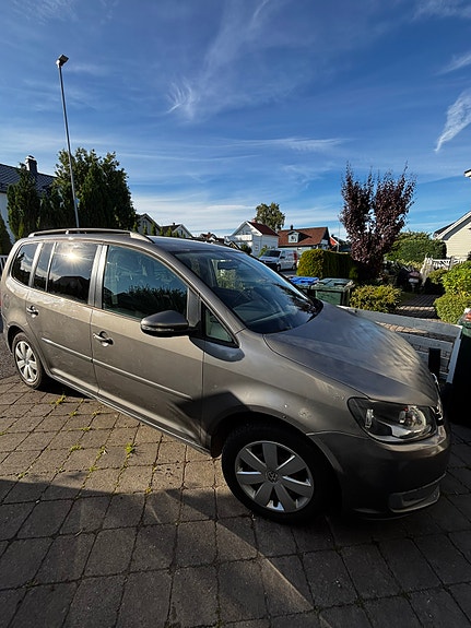 Volkswagen Touran 2 of 5