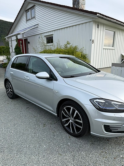 Volkswagen e-Golf VII 2 of 5