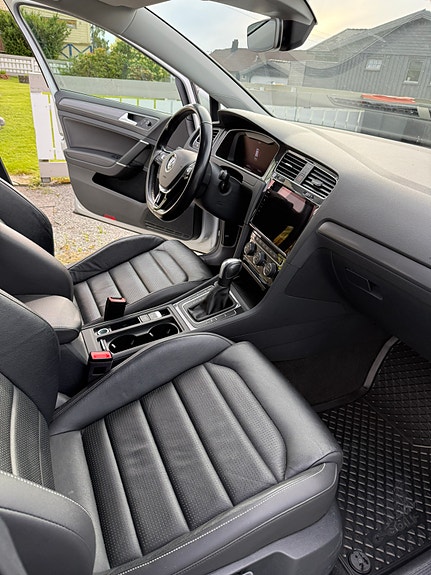 Volkswagen e-Golf VII 5 of 5
