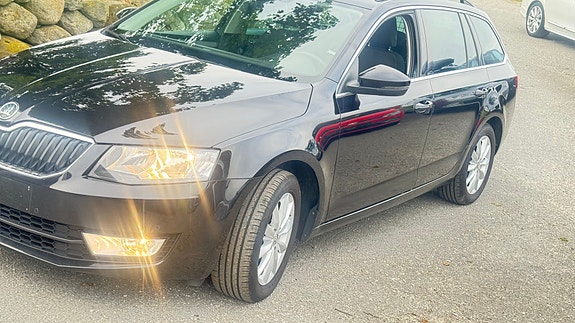 Skoda Octavia 2 of 5