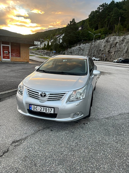 Toyota Avensis 2 of 5