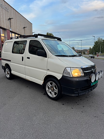 Toyota HiAce 2 of 5