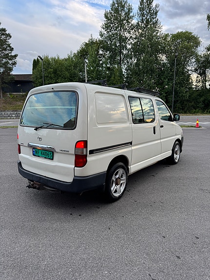 Toyota HiAce 3 of 5