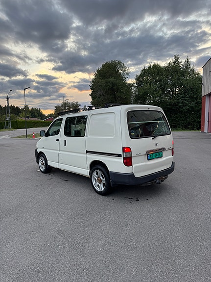 Toyota HiAce 4 of 5