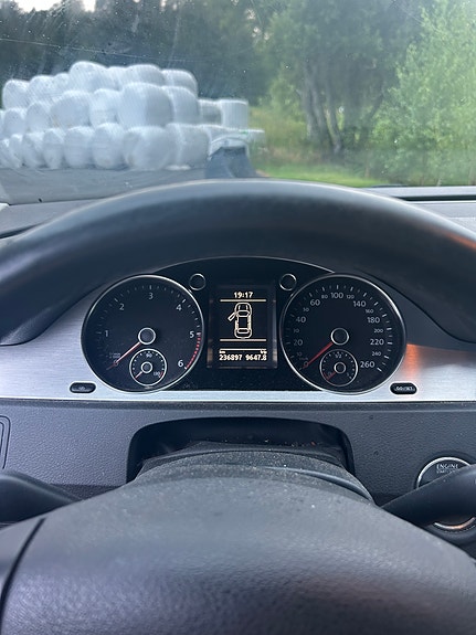 Volkswagen Passat 4 of 12