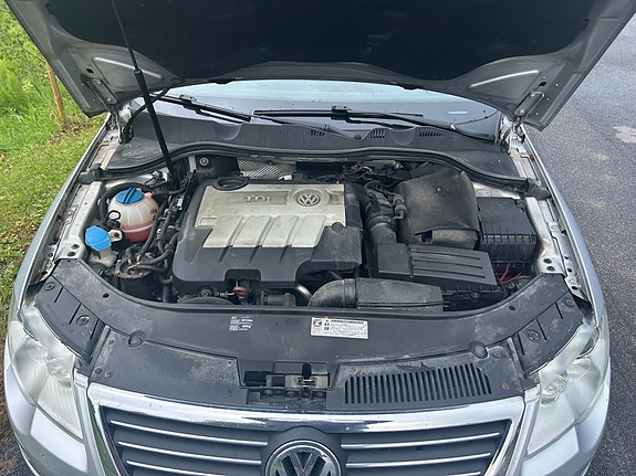 Volkswagen Passat 2 of 12