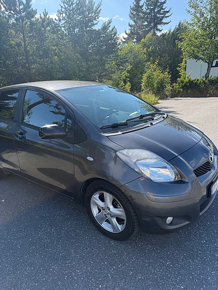Toyota Yaris 2 of 5