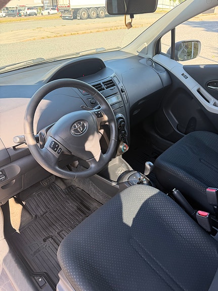 Toyota Yaris 3 of 5