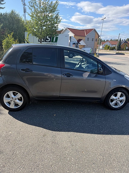 Toyota Yaris 4 of 5